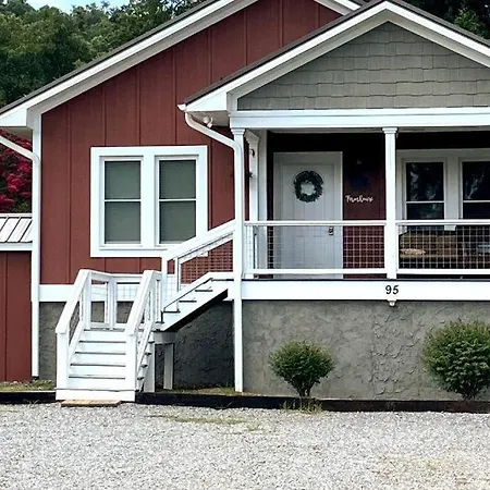 The Farmhouse At Wolfehaven Asheville Exterior photo